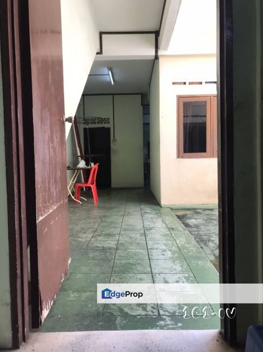 Tmn Seri Banting 3-Storey Shoplot 20x90 Basic Unit Good Condition , Selangor, Banting