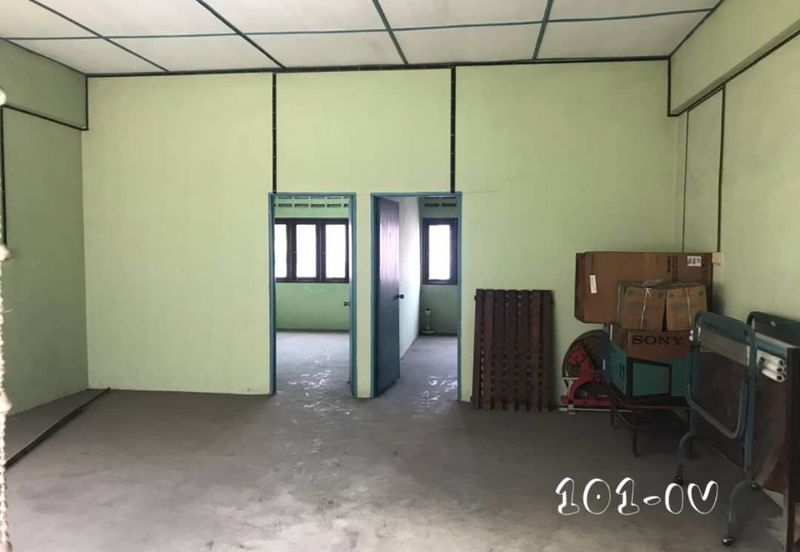 Tmn Seri Banting 3-Storey Shoplot 20x90 Basic Unit Good Condition 