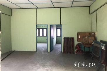 Tmn Seri Banting 3-Storey Shoplot 20x90 Basic Unit Good Condition 