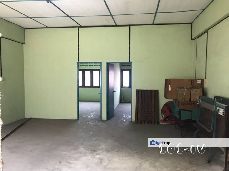 Tmn Seri Banting 3-Storey Shoplot 20x90 Basic Unit Good Condition , Selangor, Banting