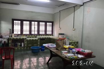 Tmn Seri Banting 3-Storey Shoplot 20x90 Basic Unit Good Condition 