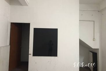 Tmn Seri Banting 3-Storey Shoplot 20x90 Basic Unit Good Condition 