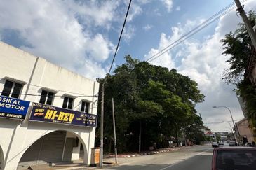 Jalan Raya Timur