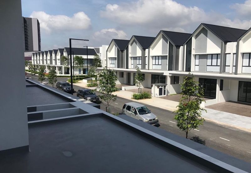 SUPERLINK DOUBLE STOREY  AT TWENTYFICE 7 FOR RENT 