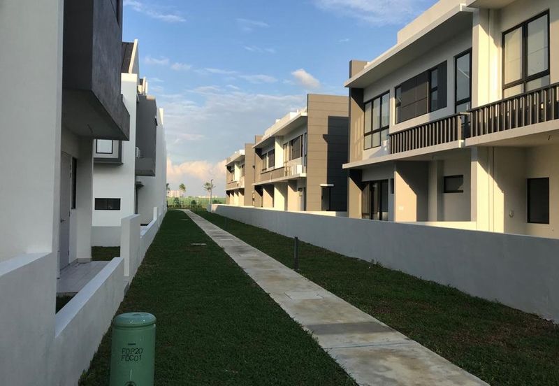 SUPERLINK DOUBLE STOREY  AT TWENTYFICE 7 FOR RENT 