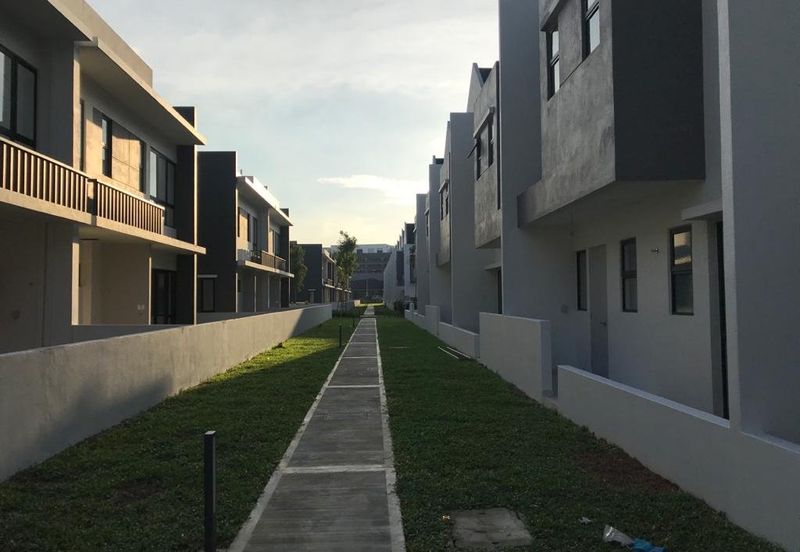 SUPERLINK DOUBLE STOREY  AT TWENTYFICE 7 FOR RENT 