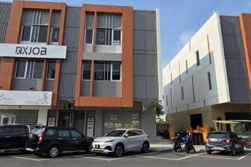 Uni Square, Putra Nilai