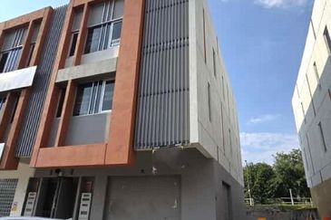 Uni Square, Putra Nilai