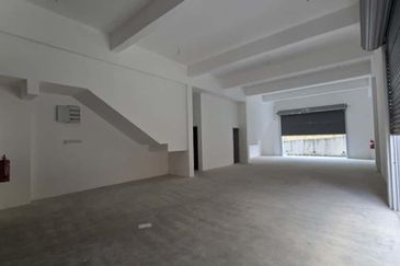 Uni Square, Putra Nilai