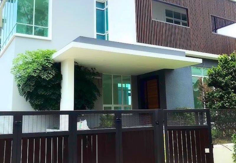 A  bungalow for sale in Bukit Jelutong Selangor 