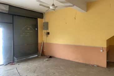 Sebuah Bangunan Gudang 4 tingkat untuk dijual di Besut Terengganu