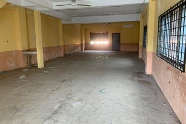 Sebuah Bangunan Gudang 4 tingkat untuk dijual di Besut Terengganu