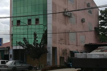 Sebuah Bangunan Gudang 4 tingkat untuk dijual di Besut Terengganu