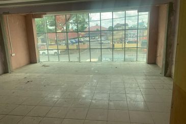 Sebuah Bangunan Gudang 4 tingkat untuk dijual di Besut Terengganu