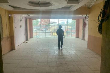 Sebuah Bangunan Gudang 4 tingkat untuk dijual di Besut Terengganu