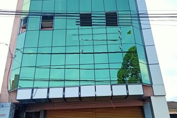 Sebuah Bangunan Gudang 4 tingkat untuk dijual di Besut Terengganu