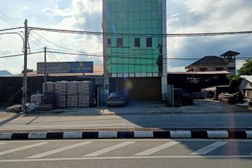 Sebuah Bangunan Gudang 4 tingkat untuk dijual di Besut Terengganu
