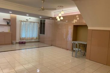 Full Renovated Puchong Puteri 7, 2storey Gated Guard