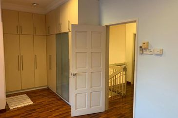 Full Renovated Puchong Puteri 7, 2storey Gated Guard