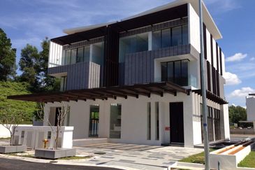 The Maisons, Perdana Lakeview East