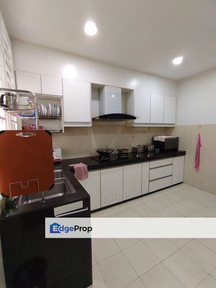 Fully Furnished & Renovation Lower unit Townhouse Seri Kembangan, Selangor, Seri Kembangan