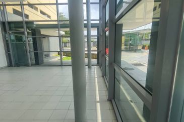 Facing Main Road Shop duplex Vega Residensi Condo Cyberjaya  