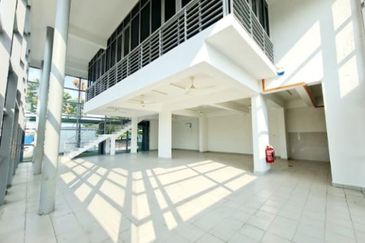 Facing Main Road Shop duplex Vega Residensi Condo Cyberjaya  