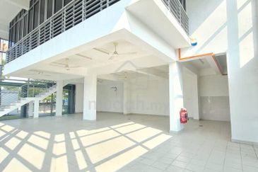 Facing Main Road Shop duplex Vega Residensi Condo Cyberjaya  