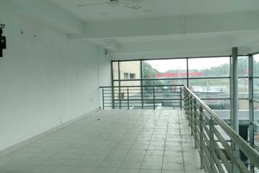 Facing Main Road Shop duplex Vega Residensi Condo Cyberjaya  