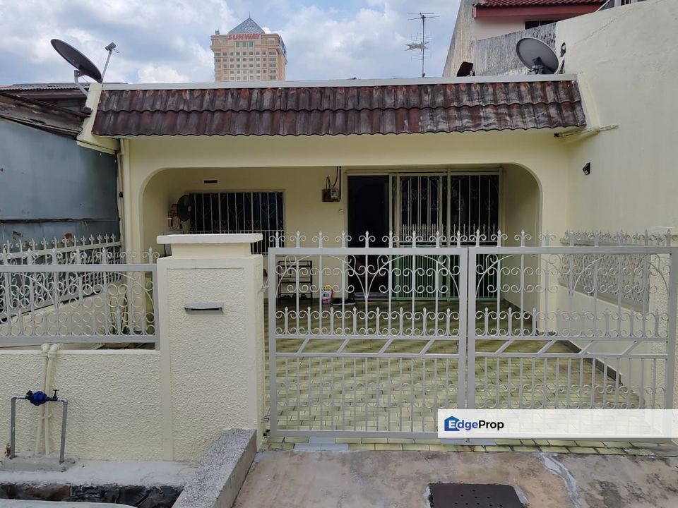 1sty Terrace house Bandar Sunway Opposite Sunway Pyramid, Selangor, Subang Jaya