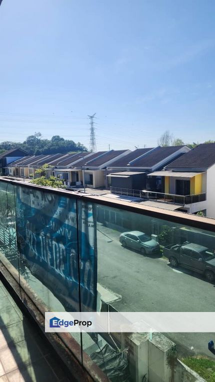 Tmn Suria Tropika spacious two and half story terraces house, Selangor, Serdang