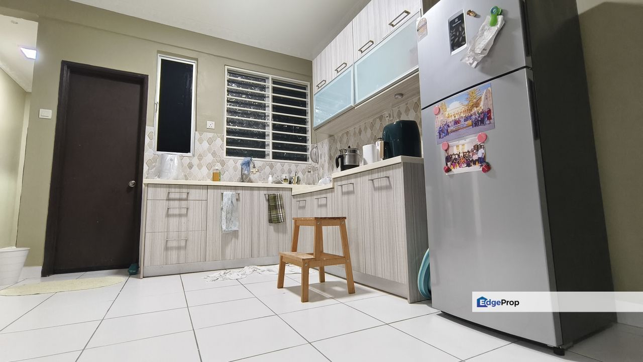 Amara residence corner lot for rent with full kitchen cabinet low rent , Selangor, Batu Caves 