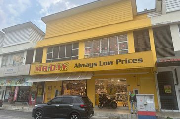 Taman Bunga Kantan  Kajang Shoplot for Rent