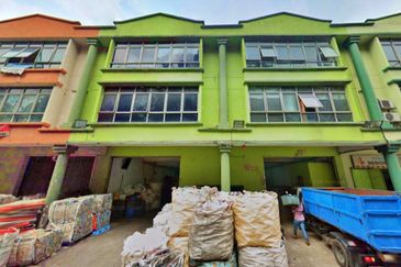 Below Market Price!! 3 Storey Shop For Sale@Pusat Ind Capital, Sg Besi