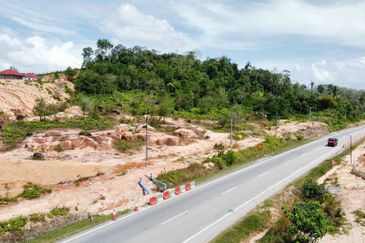  (4.85 Ekar, Dkt Bandar & Tepi Lebuhraya Timur-Barat) Tanah Pembangunan, Machang, Kelantan