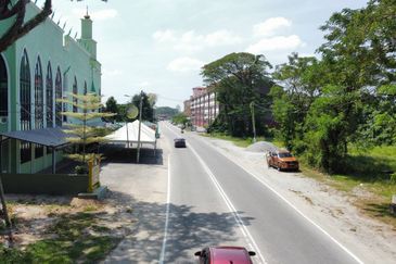 (Tepi Jalan, 3km Ke Bdr Kota Bharu) Tanah Bangunan 1.04 Ekar di Wakaf Mek Zainab, Kota Bharu