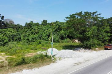 (Tepi Jalan, 3km Ke Bdr Kota Bharu) Tanah Bangunan 1.04 Ekar di Wakaf Mek Zainab, Kota Bharu