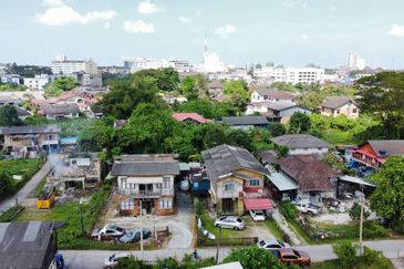 (10,402 KP, Dkt KB Mall, Freehold) Tanah Kediaman di Kg Kubur Kuda, KB