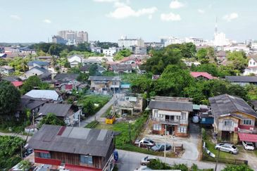 (10,402 KP, Dkt KB Mall, Freehold) Tanah Kediaman di Kg Kubur Kuda, KB