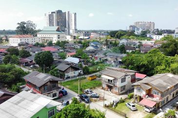 (10,402 KP, Dkt KB Mall, Freehold) Tanah Kediaman di Kg Kubur Kuda, KB