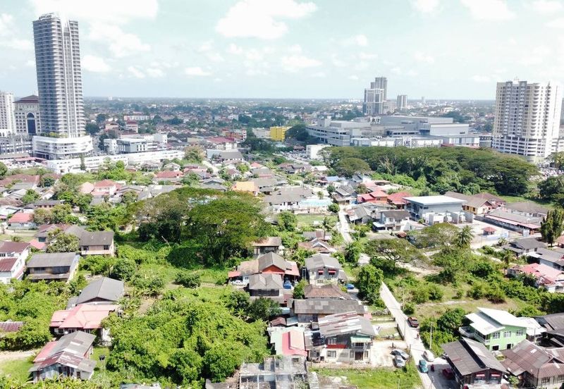 (10,402 KP, Dkt KB Mall, Freehold) Tanah Kediaman di Kg Kubur Kuda, KB