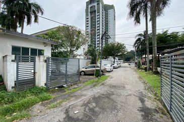 Freehold and 0.8 Acres of Residential Land with 3 Sty Residential Building, Brickfields, KL