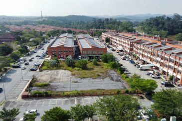 Jalan Pulau Lumut Q U10/Q @ Alam Budiman