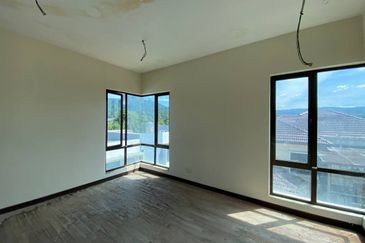 (10925 Sq Ft, Corner, Freehold & Facing South)3 Sty Bungalow @ Amberhill, Taman Melawati, Kuala Lumpur