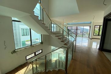 (6555 Sq Ft, Freehold & Facing South) 3 Storey Bungalow @ Amberhill, Taman Melawati, Kuala Lumpur