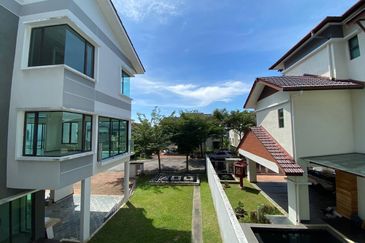 (6555 Sq Ft, Freehold & Facing South) 3 Storey Bungalow @ Amberhill, Taman Melawati, Kuala Lumpur