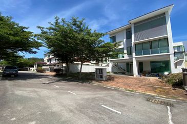 (6555 Sq Ft, Freehold & Facing South) 3 Storey Bungalow @ Amberhill, Taman Melawati, Kuala Lumpur