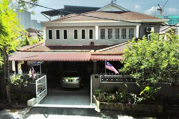 CORNER LOT💥FULL LOAN💥RENOVATED 2 Storey Bandar Tasik Selatan, Kuala Lumpur