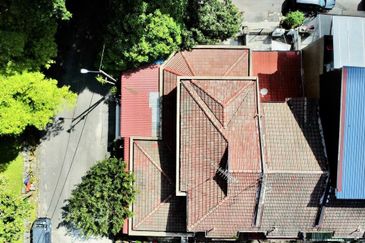 CORNER LOT💥FULL LOAN💥RENOVATED 2 Storey Bandar Tasik Selatan, Kuala Lumpur