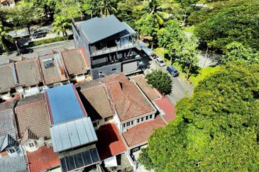 CORNER LOT💥FULL LOAN💥RENOVATED 2 Storey Bandar Tasik Selatan, Kuala Lumpur